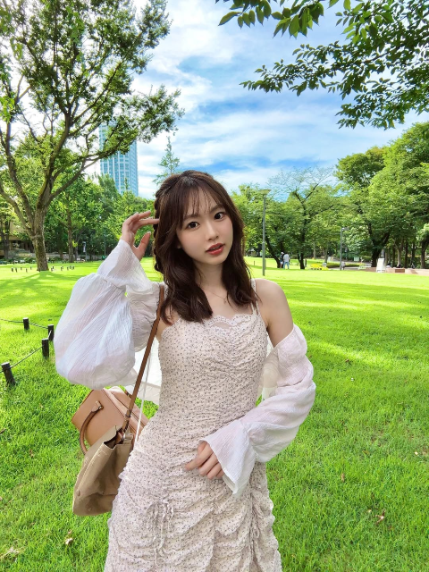 170cmスラリ超絶スレンダーモデル、美肌あらわキャミワンピスタイル披露で「夏やぁ〜暑すぎるぅ〜‼︎」