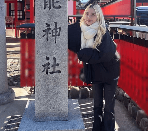 「金髪も可愛い！」人気チアガール、芸能神社で必勝祈願！護符前で撮影のショットがキュートだとファン絶賛！