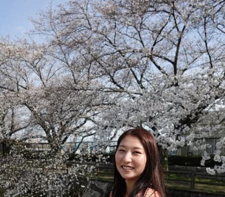 美人サッカー選手・塩越柚歩のお花見ショットにファン歓喜！