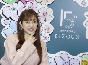 菊地亜美、ビズー15周年を祝し「さくらブーケ」リングをオーダー！ピンクの輝きに胸キュン