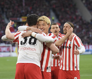 堂安律 ドンピシャのクロスで先制点演出 「次戦も弾ける笑顔魅せてください!!」