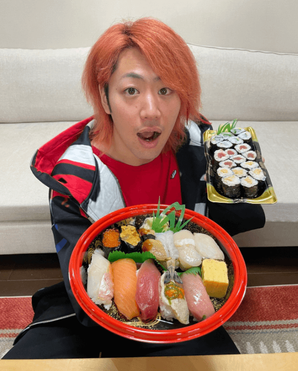 「ホテル小柳津」プロデュースで話題の東海オンエア・てつやが「銀のさら」の創業祭を告知🍣