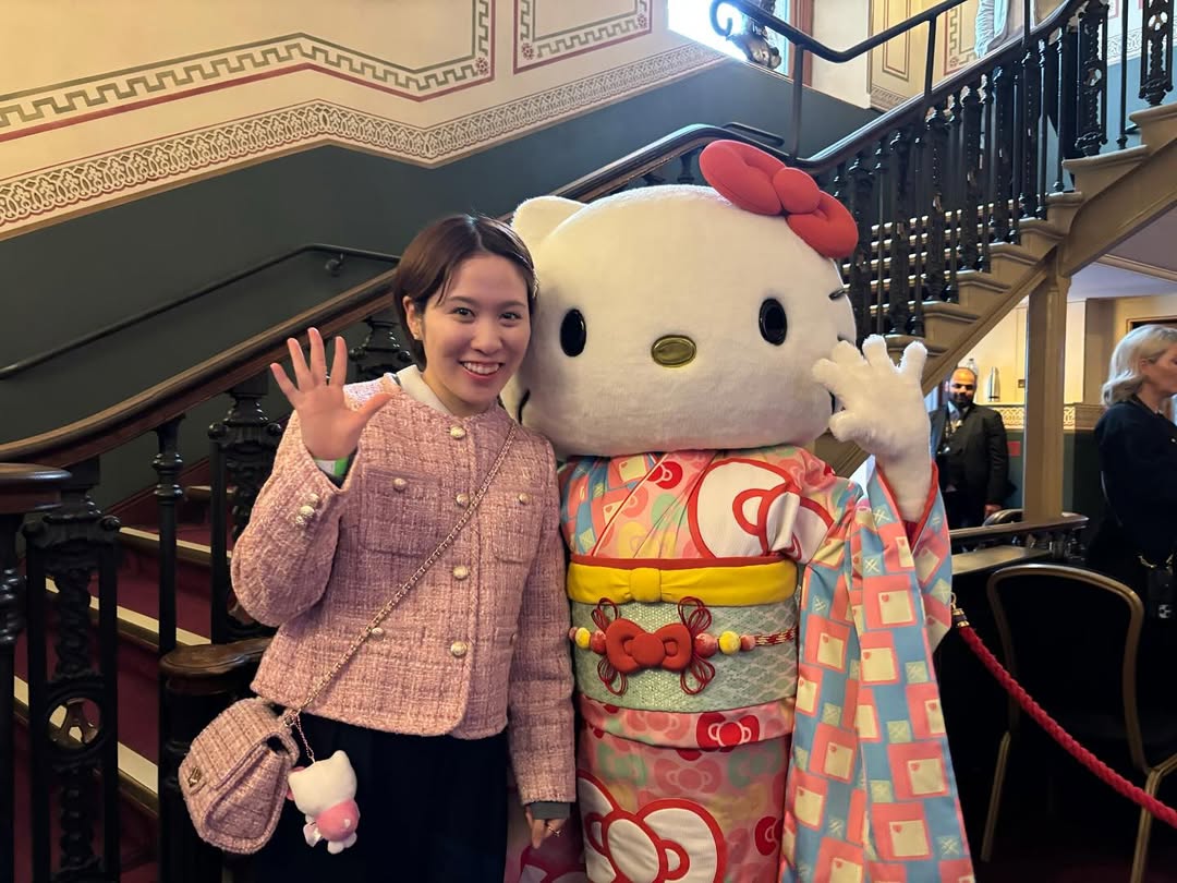 平野美宇、あの大人気キャラクターとまさかのロンドンでツーショット！！