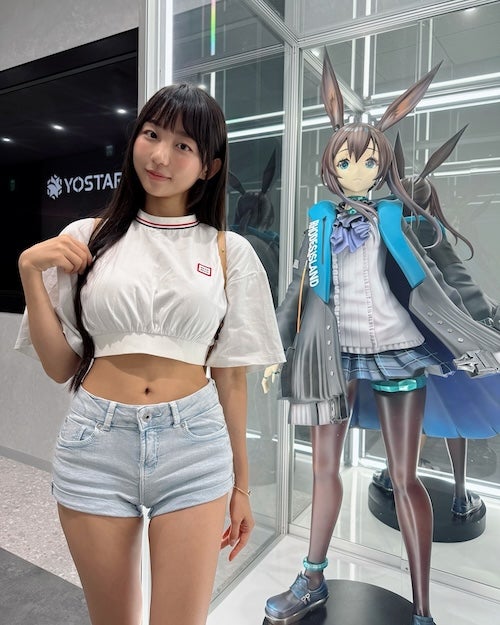 ピョ・ウンジ、Yostarのオフィスで魅惑のヘソ出しルックを披露