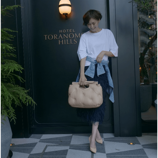 ”ヒルズが似合う美女”田丸麻紀が、タイトスカートのエレガントコーデを披露