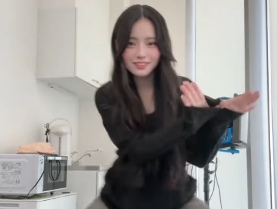 「めっちゃ可愛い！」美女インフルエンサー、話題の”右肩の蝶ダンス”を披露！脚長だとファン驚愕「足めっちゃ長く見える」