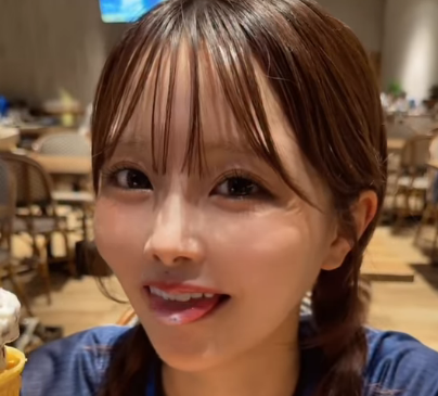 「かわいい日本一！」おさげの美女スポーツグラドル、ユニ姿で楽しむ”球場スイーツ・ペロリンタイム・ムービー”を披露！