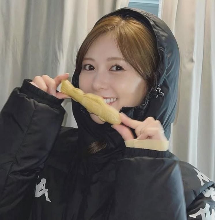 「鮎もなか」お菓子を食べる白石麻衣のショットが"可愛すぎる"と話題