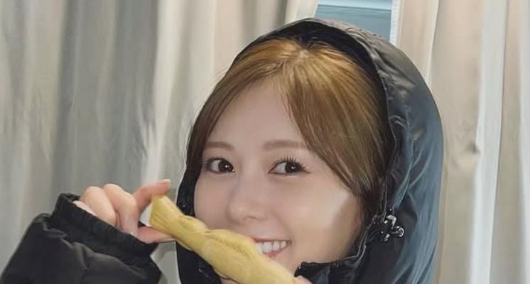 「鮎もなか」お菓子を食べる白石麻衣のショットが