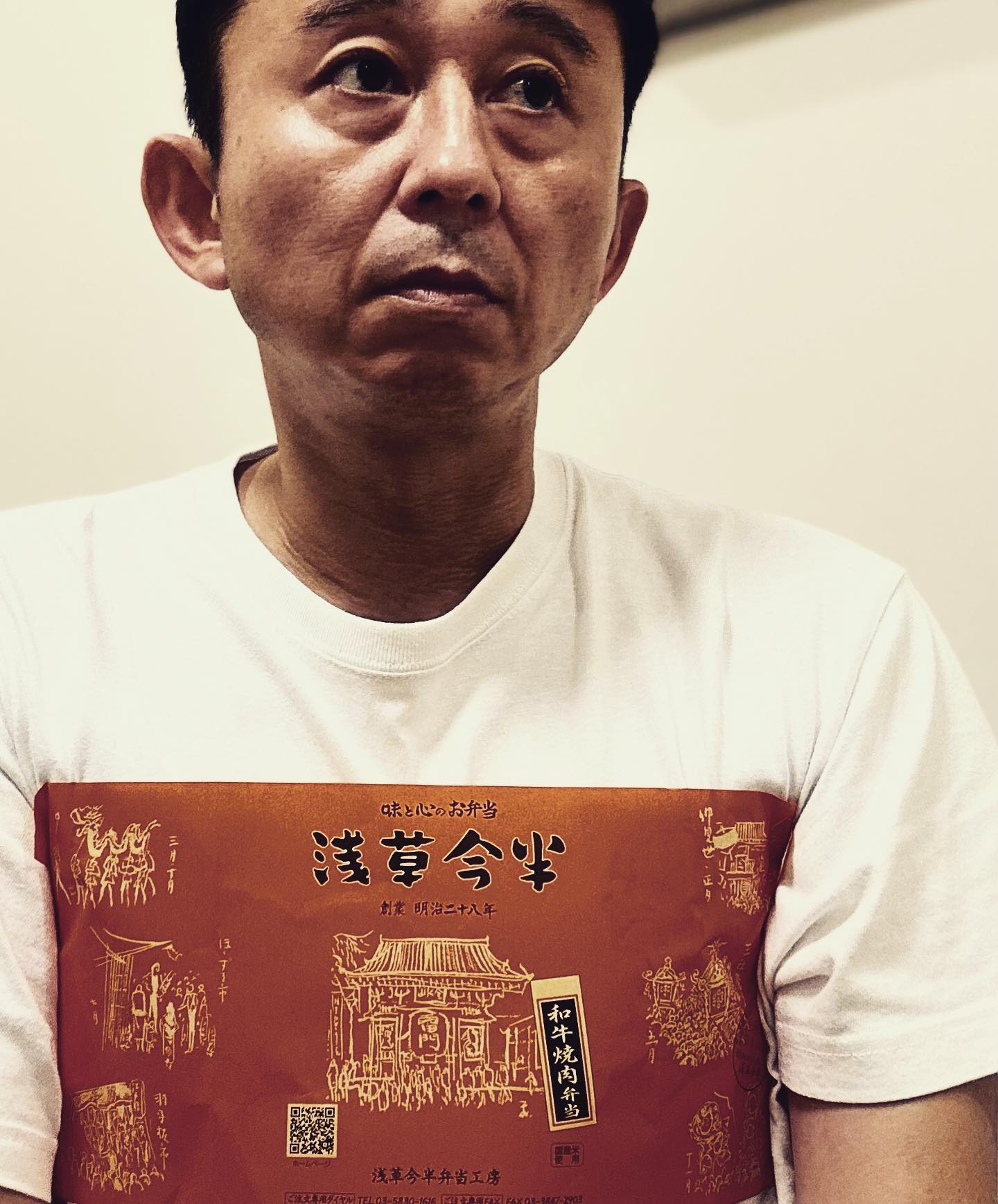 オリジナル⁉︎ あの有名弁当のTシャツを着た有吉に、ファン「巻いてる⁉️」