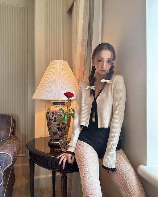 板野友美ディレクションブランド👗 公式orオフショット「どっちがすき？」の問いに対するファンの答えは…⁉️🤍🖤