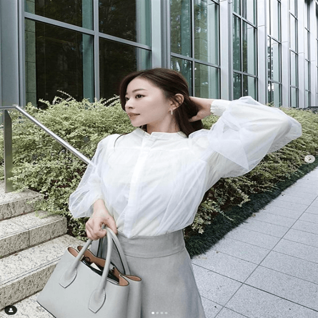 美人IT系社員＆タレントの「尾﨑真衣」が秋スタイルコーデを披露！スリットから見える美脚にファンうっとり