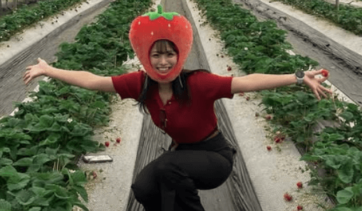 「いちごマラソンに出て下さい」人気モデル、全力でいちご狩りを楽しむ”イチゴ・ファーム”ショットを披露！「めっちゃ素敵な笑顔ですね」