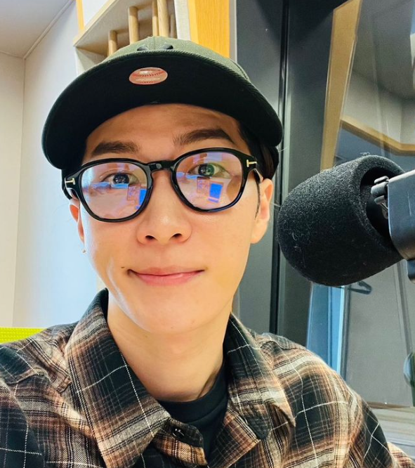 Snow Man・渡辺翔太、オフショット公開📸✨「かっこいいと可愛いが混ざってる💙」