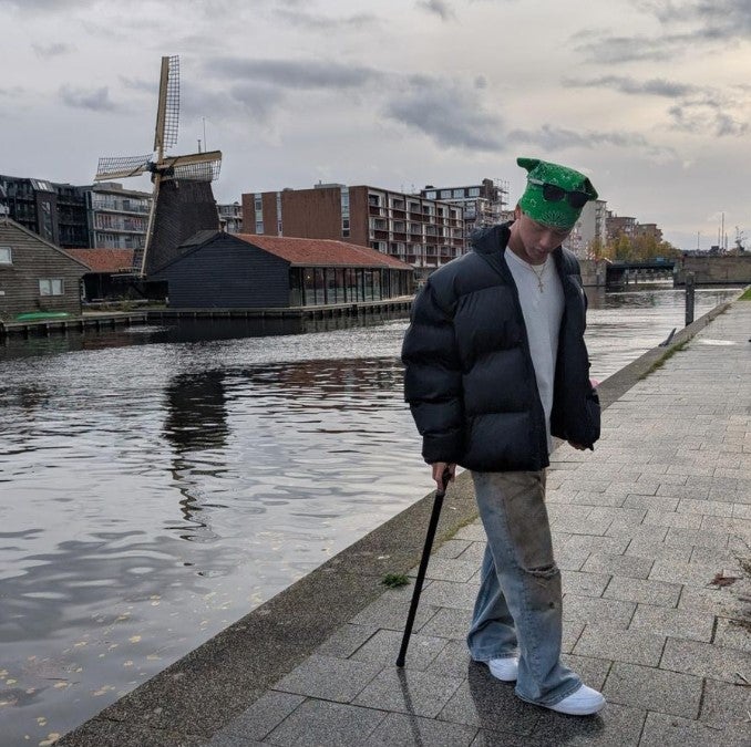 車いすテニス王者・小田凱人の異国でのオフショットが「絵になる～」と話題に