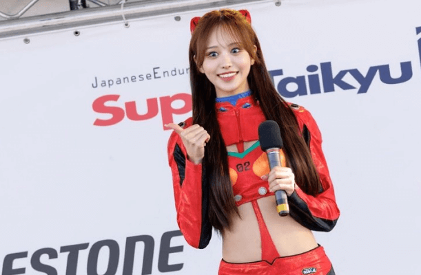 「魅力が無限で超美しい」エヴァ・アスカのコスチュームを着た、サーキットクイーンの美麗姿が見目麗しいと話題！「カッコイイです」