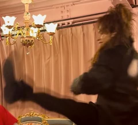 「躍動感ハンパない」上田竜也、同じ事務所のあのメンバーをダイナミックに蹴り上げるポーズを大公開！