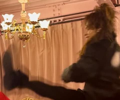 「躍動感ハンパない」上田竜也、同じ事務所のあのメンバーをダイナミックに蹴り上げるポーズを大公開！