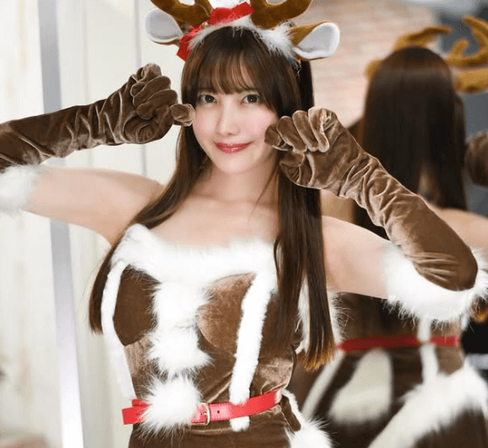 人気ラウンドガール、胸踊るときめきのトナカイ・コスプレ姿を披露！ファン釘付けに「めちゃくちゃキャワユイ」