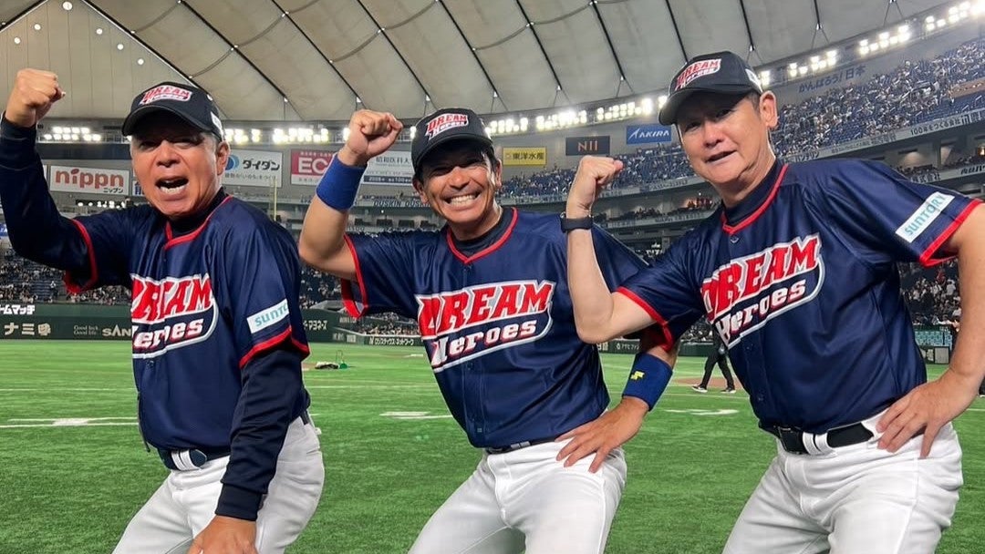 全力ガッツポーズが止まらない…伝説OBと並ぶ“熱男”の笑顔が破壊力抜群