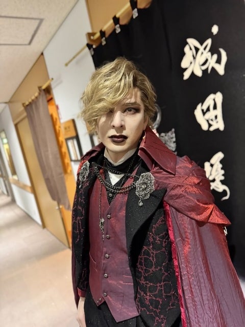 城田優「ヴァンパイア姿」で終演報告、ゴシック衣装が放つ圧巻の存在感にファン騒然