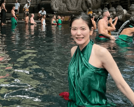 「気持ち良さそう」話題の旅好き美女優、バリ島の“沐浴ショット”が話題に！ファンハート・浄化中「かわいすぎです、めちゃくちゃ素敵」