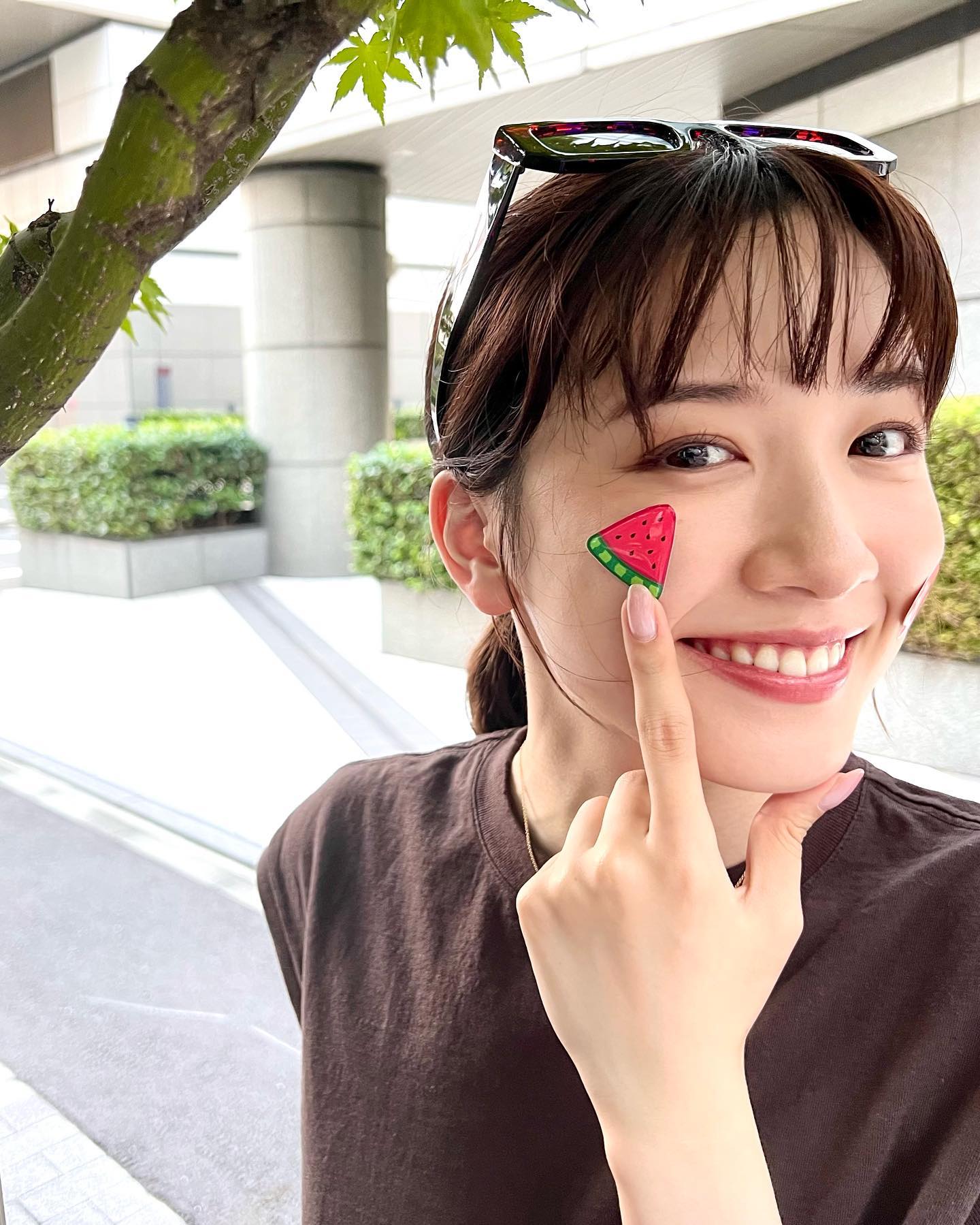 「ほっぺに何貼ってるのー？？」🍉永野芽郁さんの夏ファッションが話題に❗️