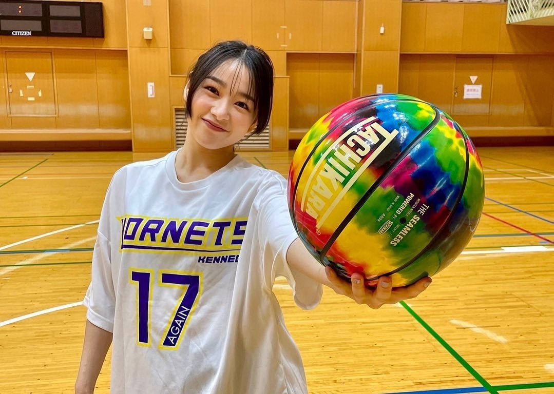 桜井日奈子のバスケ姿が「かっこかわいい🌈🏀」と話題に！