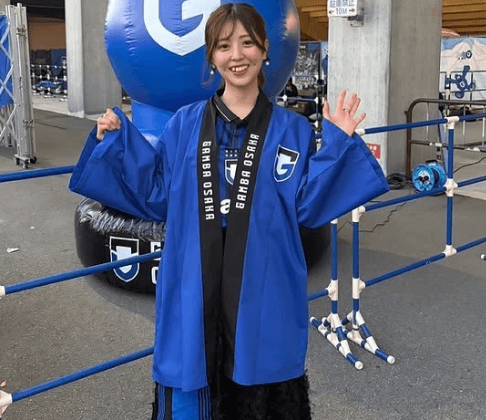 「ハッピ姿可愛いです！」サッカー美女キャスター、スタジアムの”法被＆ユニフォームショット”を披露しファンガチ惚れ状態！