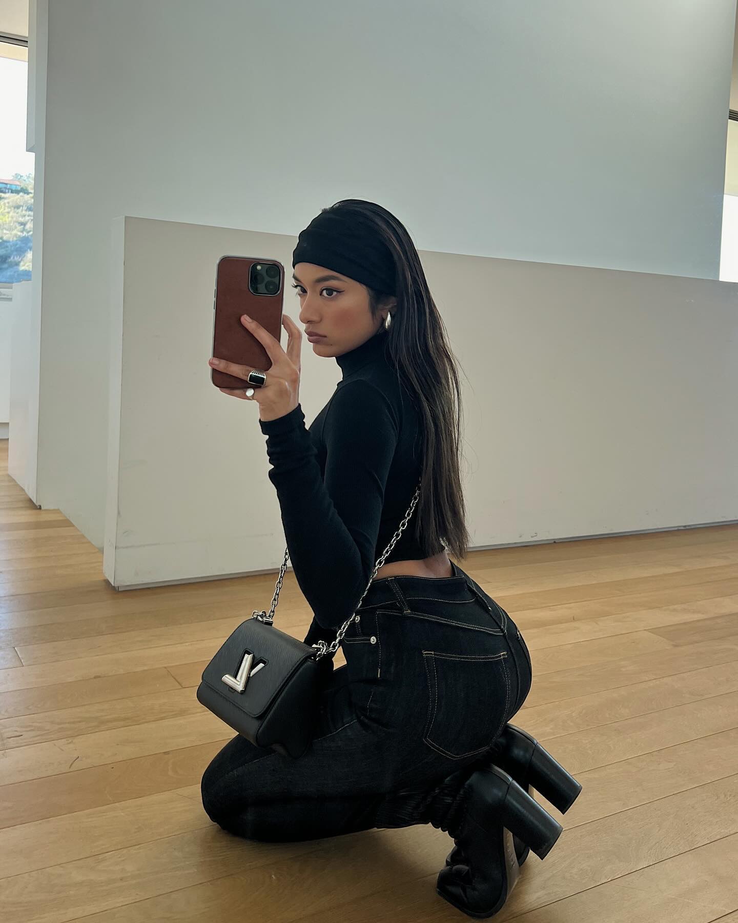 ローラのオールブラック最新ショットが話題に💖「髪の毛すごい長くなってる🤩」