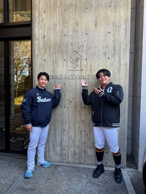 「闘病中の子と家族のために」巨人・山瀬とヤクルト・内山が東大ハウスを訪問！