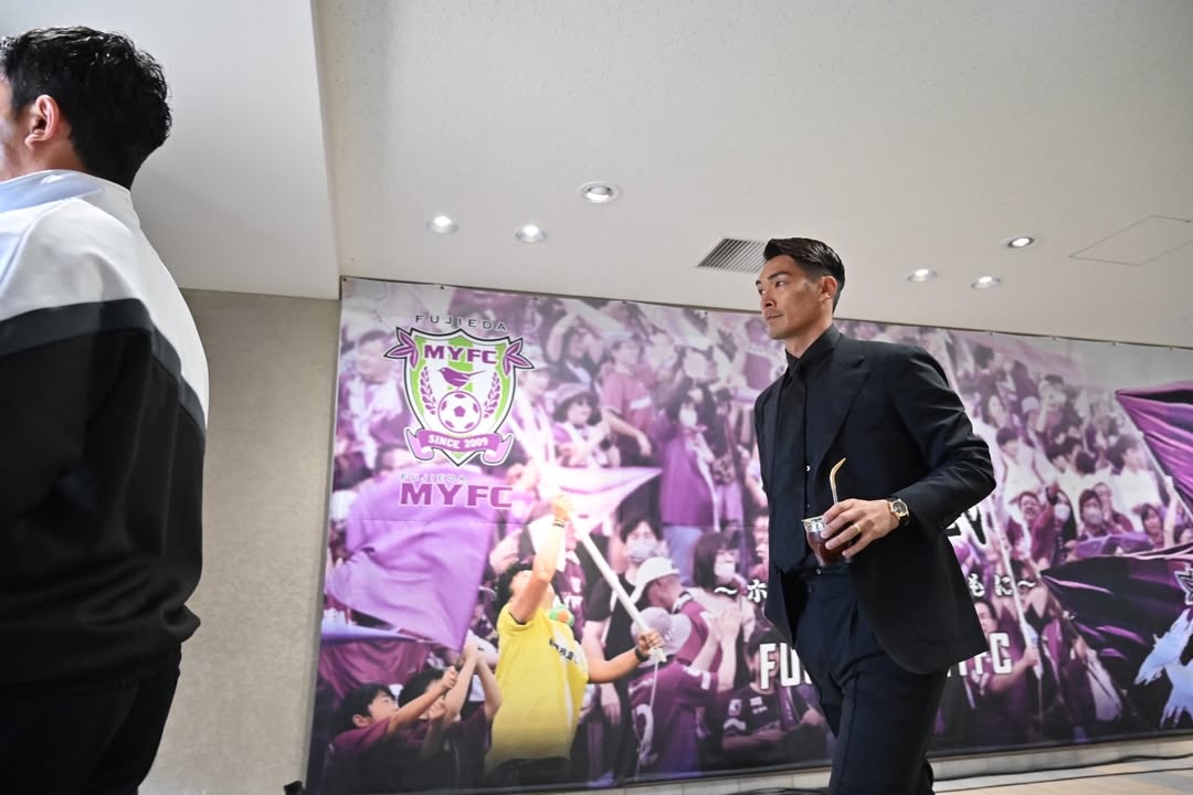 槙野智章監督の“ベンチでの一杯”がSNSで話題　初勝利と並び注目集める