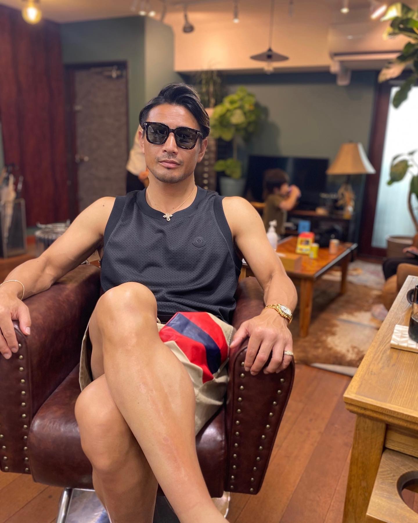 灼熱の肉体美🔥魔裟斗さんが夏らしさ全開ショット披露☀️「熱くてとろけそう」