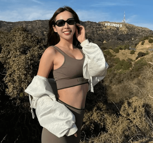 「うおぉ！可愛すぎます」ラウンドガール兼トレーナーの美女、荘厳なハリウッドマウンテンショットにファン歓喜「スタイル抜群！」