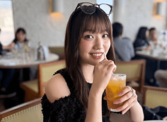 「可愛すぎる」人気モデル、湘南で魅せたカフェショット＆ムービーにファン惚れ惚れ「湘南アンバサダーに任命したい！」