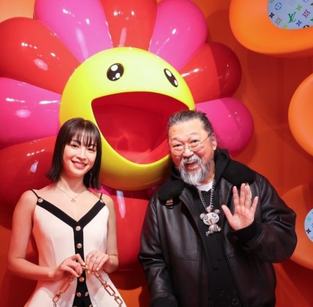 「心おどったぁ！」広瀬すずがLVと村上隆のコラボPopupへ！