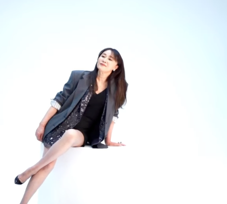 あの大女優が”超ミニ丈”スカートで美脚を披露