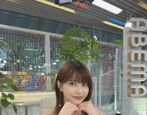 岸明日香、“可愛い衣装”のオフショットにファンからコメント続々