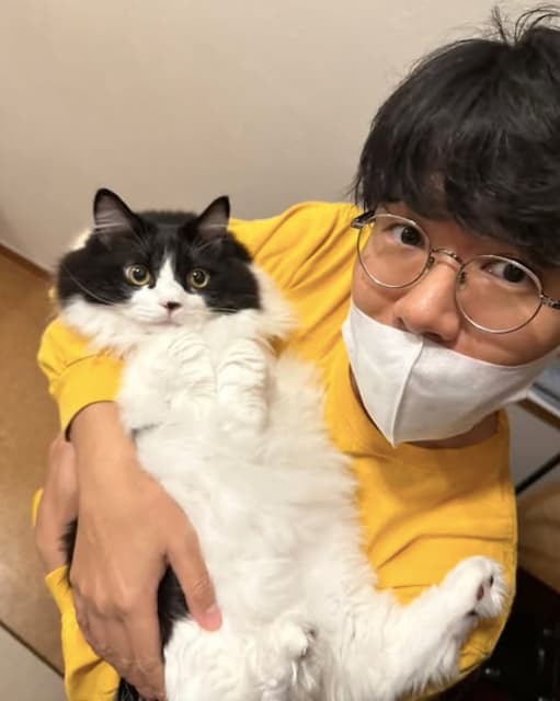 ミキ亜生が愛猫とのほっこりショットを投稿！「ぬいぐるみみたいでかわいい、、！」