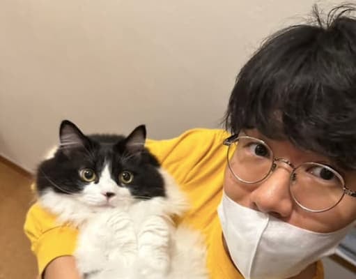 ミキ亜生が愛猫とのほっこりショットを投稿！「ぬいぐるみみたいでかわいい、、！」