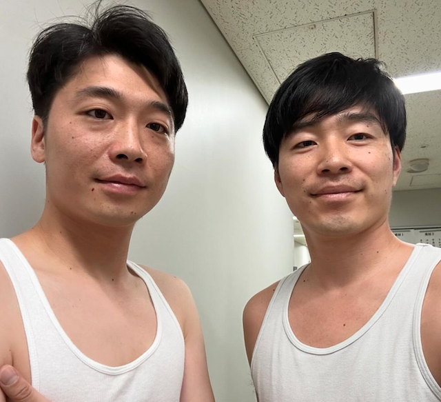 “まるで双子⁉︎” 年齢差8歳も激似なお笑い芸人のツーショット
