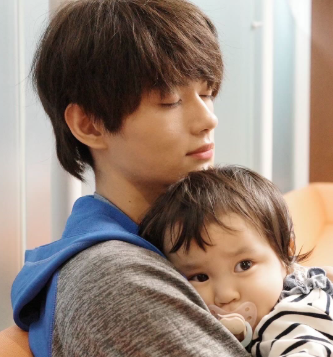 「佐野パパの優しい表情にキュン！」佐野勇斗、撮影現場でのオフショットに癒されるファン続出