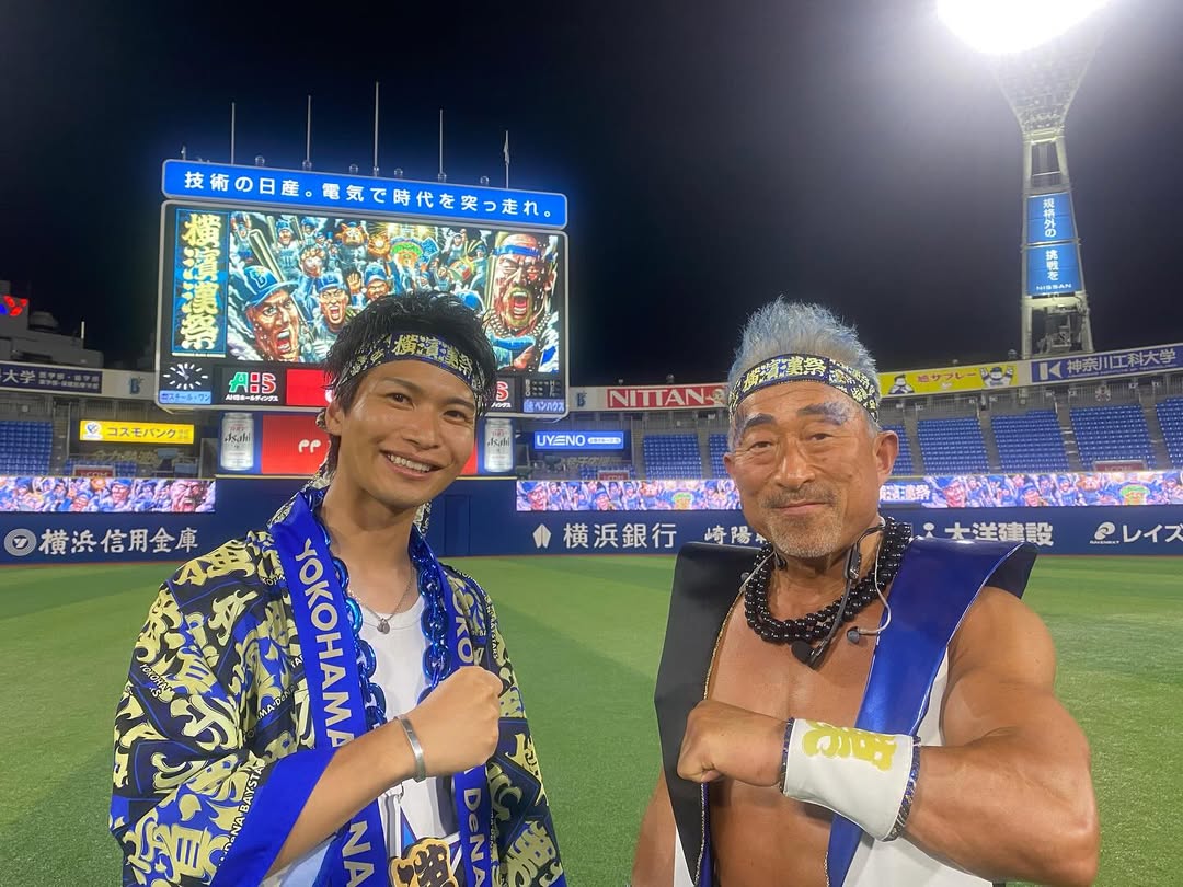 フリーアナウンサー・山田みきとし、『横濱漢祭 2025』最終日勝利に角田信朗とツーショット！