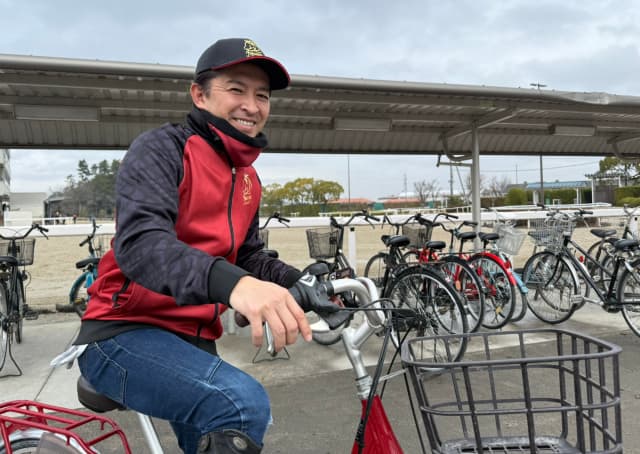 元JRA騎手の藤井勘一郎、栗東トレセンにて自転車に乗る福永調教師を激写！