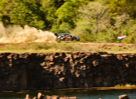 まさに映画のワンシーン！トヨタGRヤリスが崖沿いで限界アタック、圧巻ショットに称賛殺到