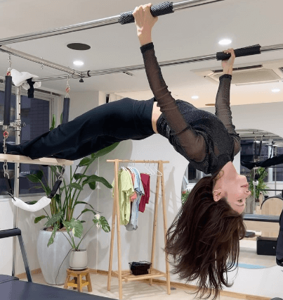 「ニヤニヤしました」美しすぎると話題のインフルエンサー、”スネーク・ピラティス”動画を披露しファン、虜になる！