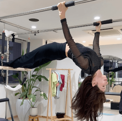 「ニヤニヤしました」美しすぎると話題のインフルエンサー、”スネーク・ピラティス”動画を披露しファン、虜になる！