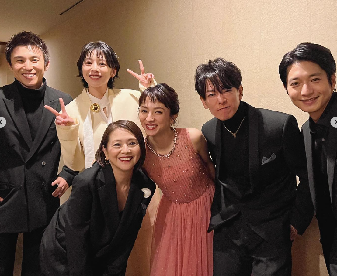 満島ひかり、豪華俳優陣との集合写真披露👀中尾明慶・夏帆・小泉今日子・佐藤健・向井理！？