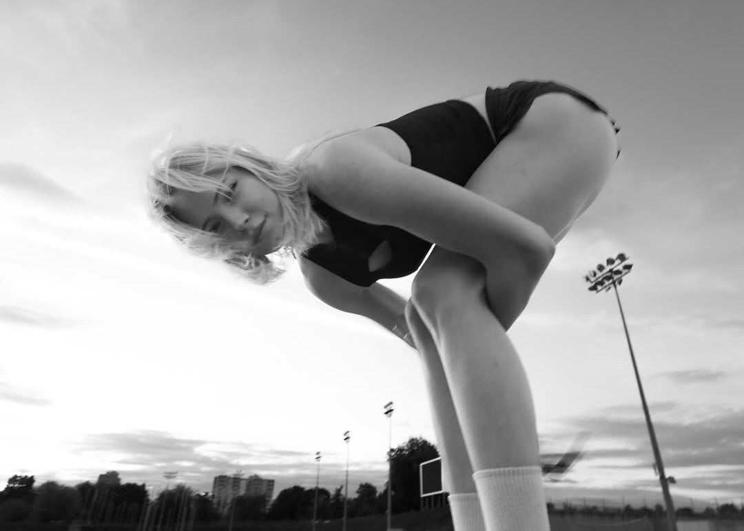 白黒に映える疾走美…19歳スプリンターが挑戦の秋を発信