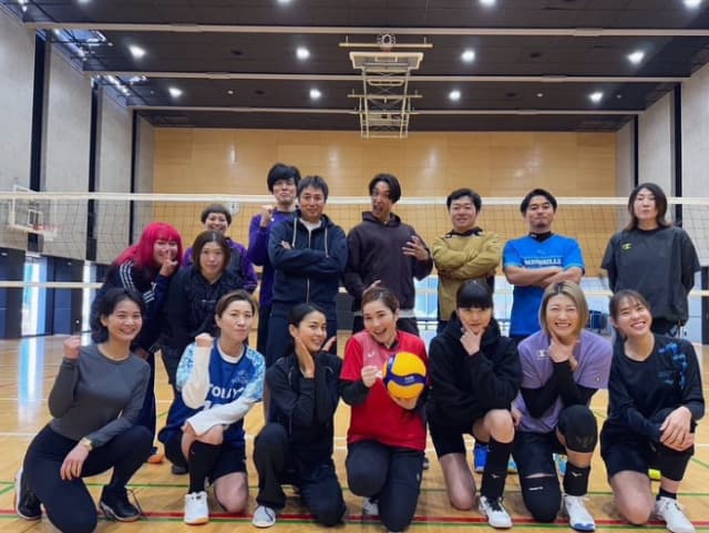 「願いが叶ってマンモスうれぴー」平野ノラが仲間とバレーを楽しむ